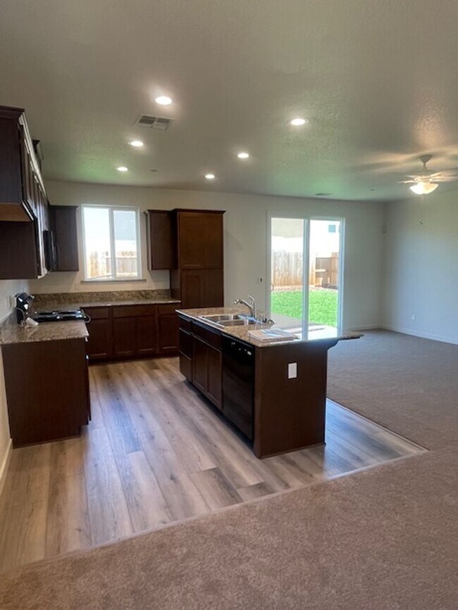 Building Photo - Stylish New-Construction Rental Near UC Me...