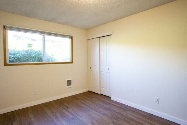 Building Photo - Spacious 2-Bed/2-Bath with Patio in Cedar Hills!!