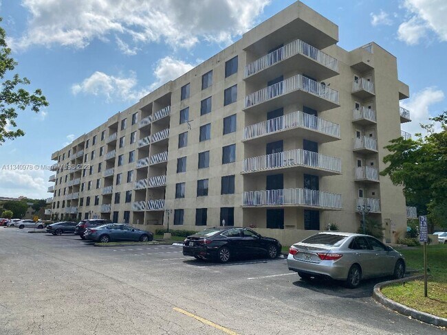 Building Photo - 901 Hillcrest Dr