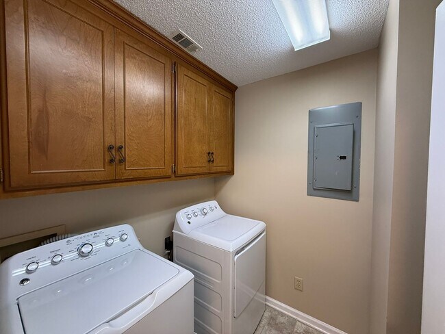 Building Photo - 512 Whistlestop Cir