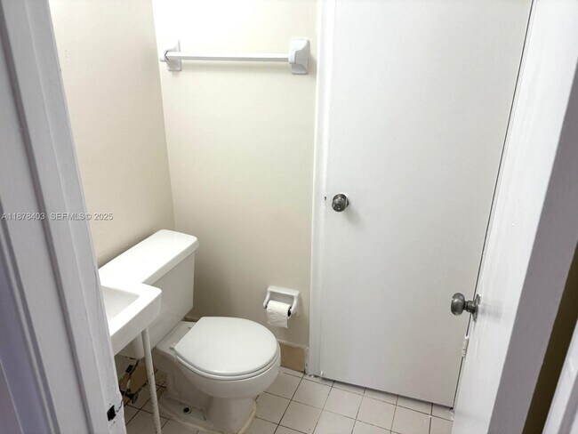 Building Photo - 566 NW 114th Ave