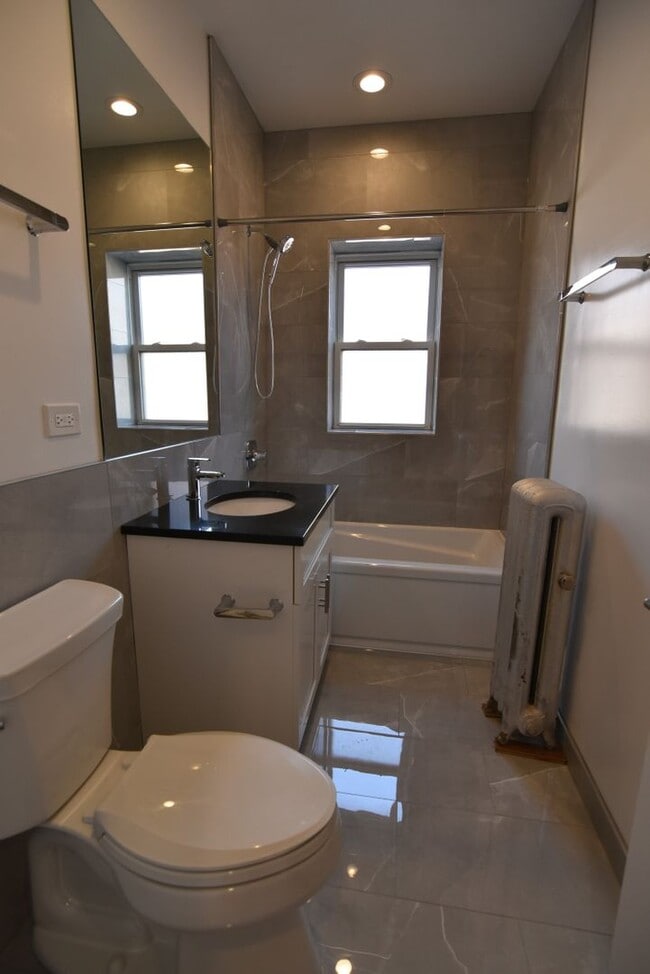 Building Photo - 4424-4432 N Wolcott Ave