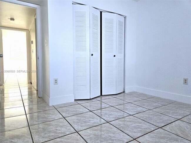 Building Photo - 800 SW 104th Ct