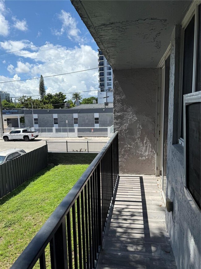 Building Photo - 1531 NW 16th Ave
