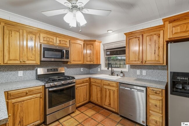 Building Photo - 1110 Hilton St