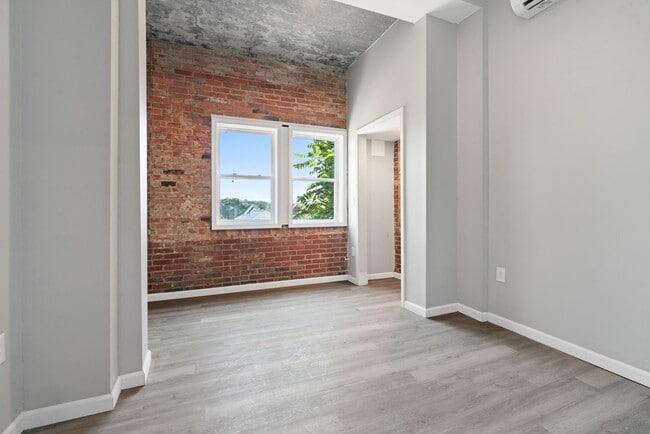 Building Photo - 928 Morningside Ave