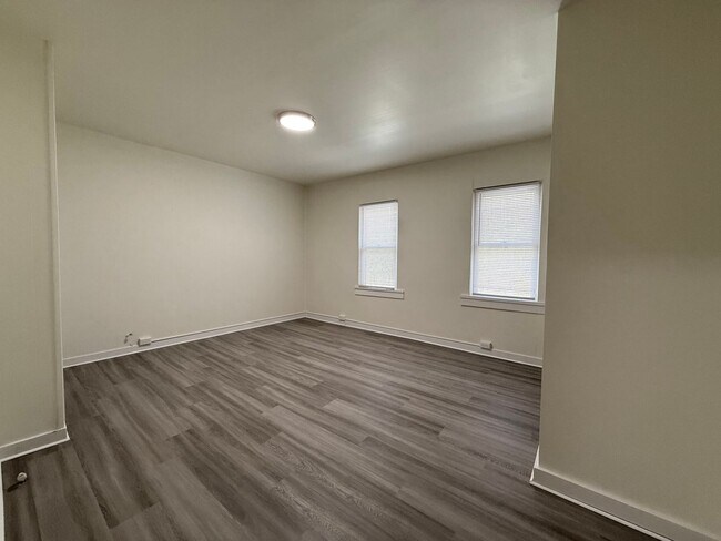 Building Photo - Updated 2BR Townhouse with off street park...
