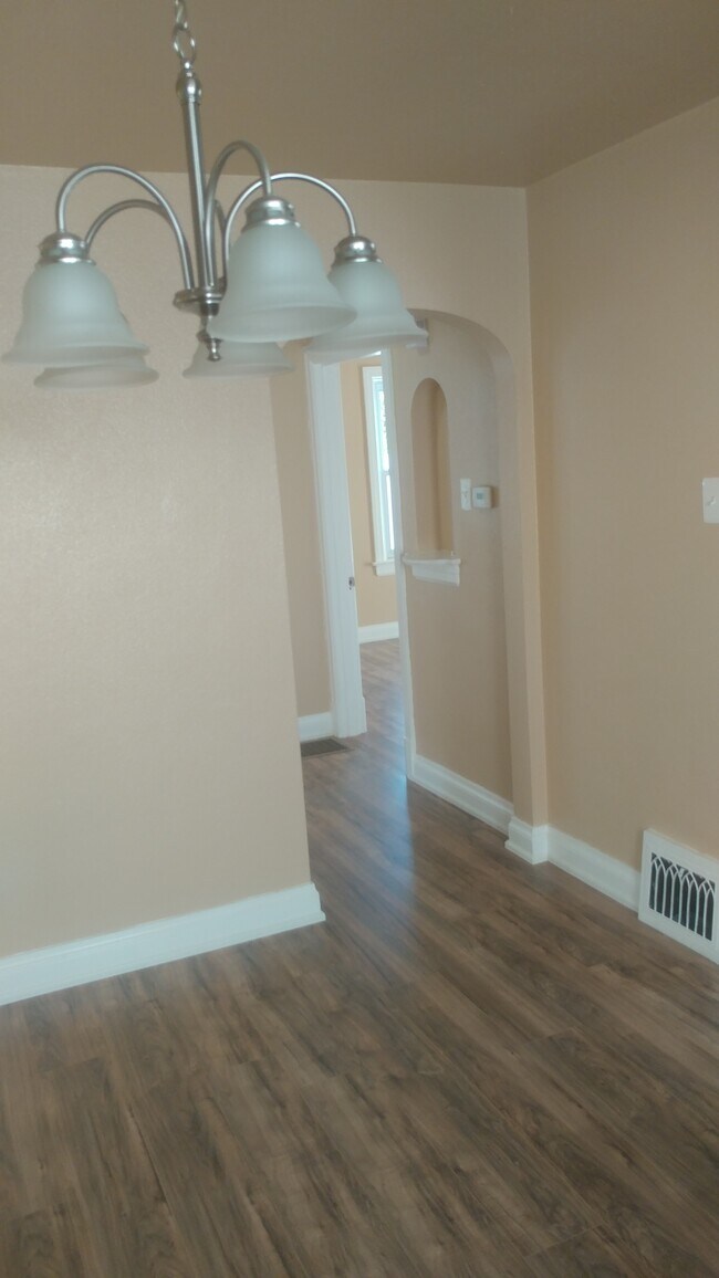 Building Photo - 9946 Carlyle Ave