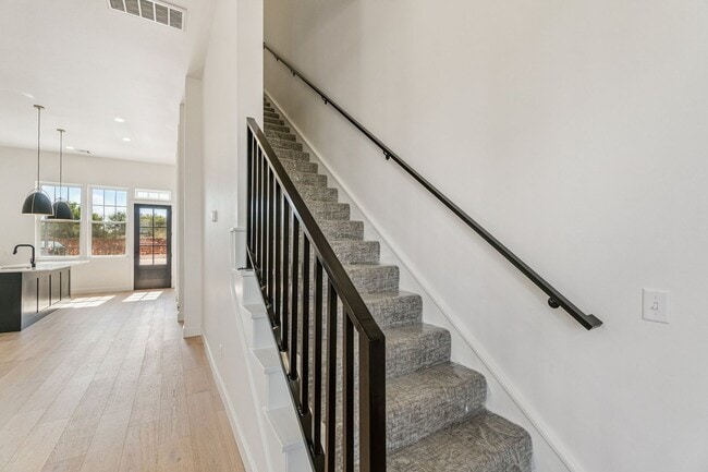 Building Photo - Townhome 2 bed 2.5 Bath "The White Workroom" in The Heart of Selah