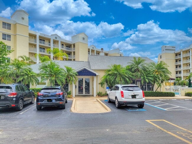 Building Photo - Updated 3 bedroom unit overlooking the Eas...