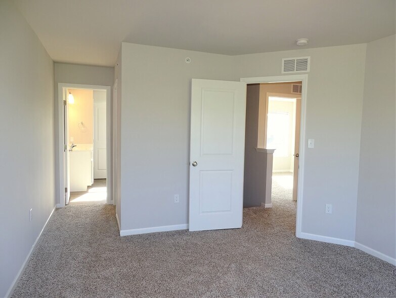 Building Photo - 6 Cobblestone Ct