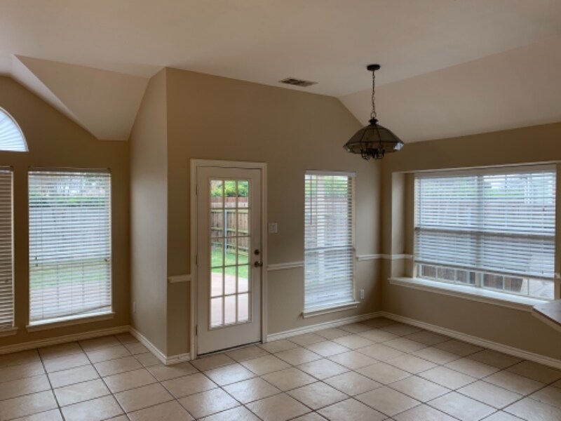 Building Photo - 903 Redbud Dr