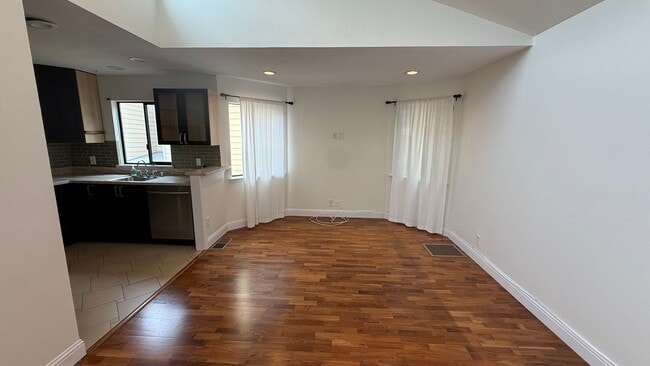 Building Photo - EPIC REA: Charming 2Bed/1Bath Condo w/ Parking