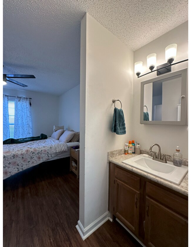 Building Photo - 2 bedroom condo across from UGA's Health and Science campus pre lease