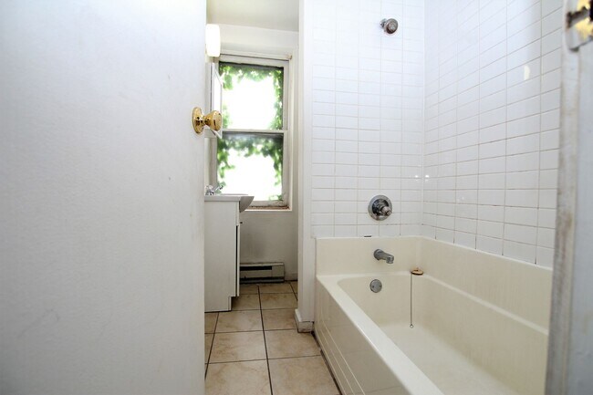 Building Photo - 454 E Girard Ave