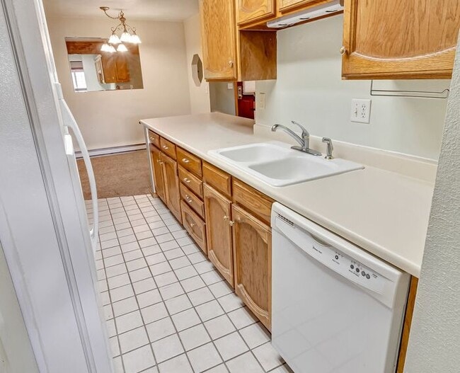 Building Photo - Redlands Escape - 2 Bedroom Condo with sunroom!