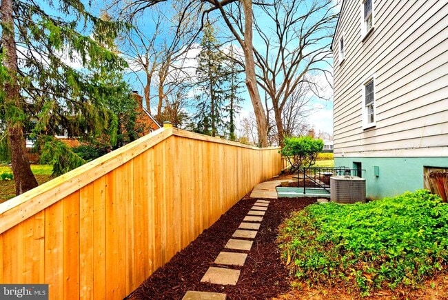 Building Photo - 7109 Davis Ct