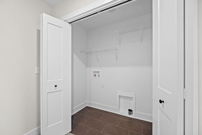 Building Photo - 4 Bedroom Townhome Available February 1st!