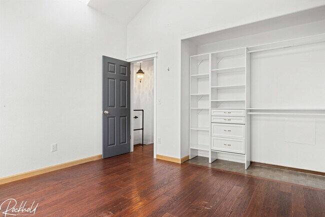 Building Photo - 1253 S Flower Cir