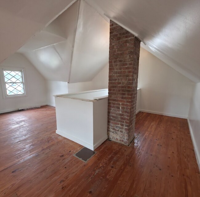 Building Photo - Multi Family Home 3 Bedroom and 1 Bath For Rent