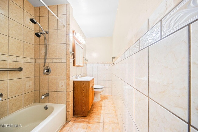 Building Photo - 5656 Kensington Cir