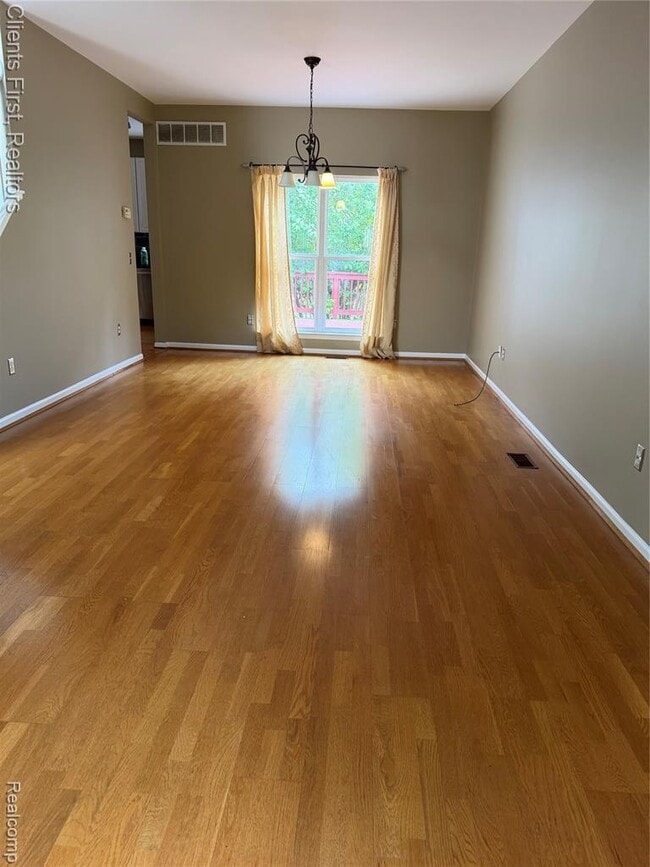 Building Photo - 35285 Pennington Dr