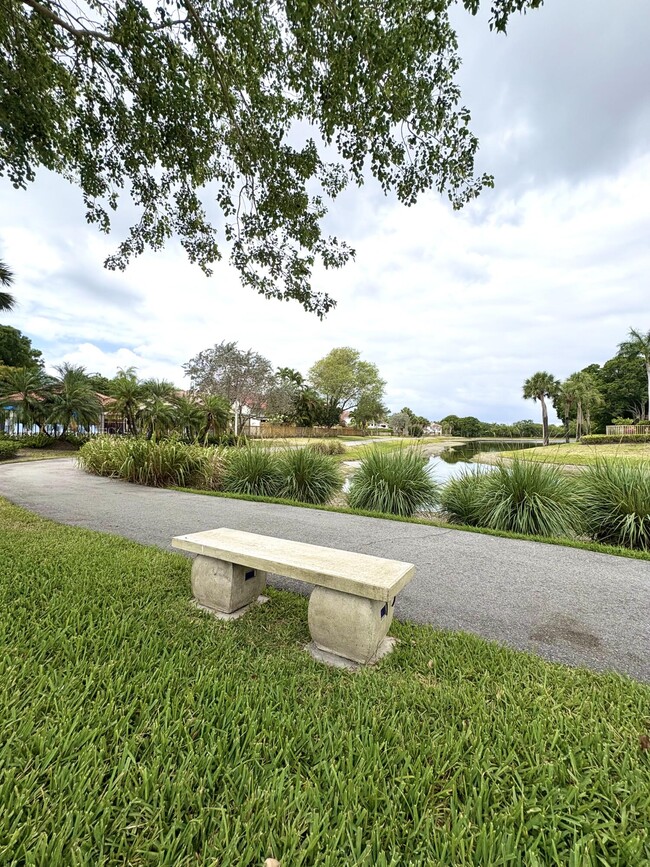 Building Photo - 5859 Fox Hollow Dr