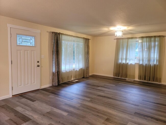 Building Photo - 2 Bedroom Rambler in Suquamish!