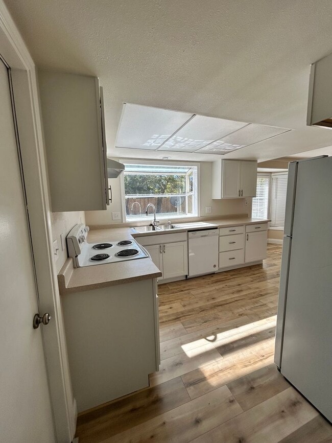 Building Photo - Newly Renovated 3 Bedroom, 2 Bath Home in ...