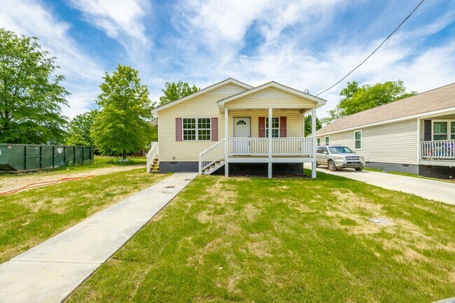 Building Photo - 4 bedroom 2 bath in the Southside (Mill Town)