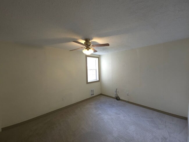 Building Photo - 3 Bedroom 2 Bath