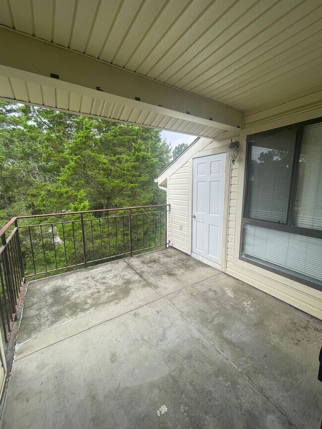 Building Photo - Top-floor 2-bedroom, 2-bath residence in Charlotte
