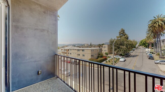 Building Photo - 4462 W Maplewood Ave