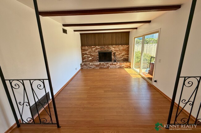 Building Photo - Large 4 Bedroom, 2 Bathroom Home with 2 Car Garage