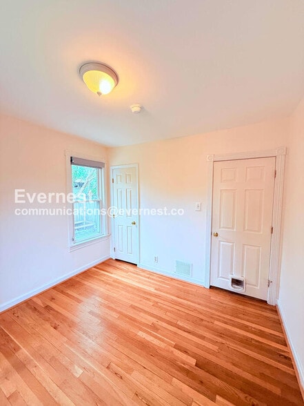 Building Photo - 1557 Leroy St