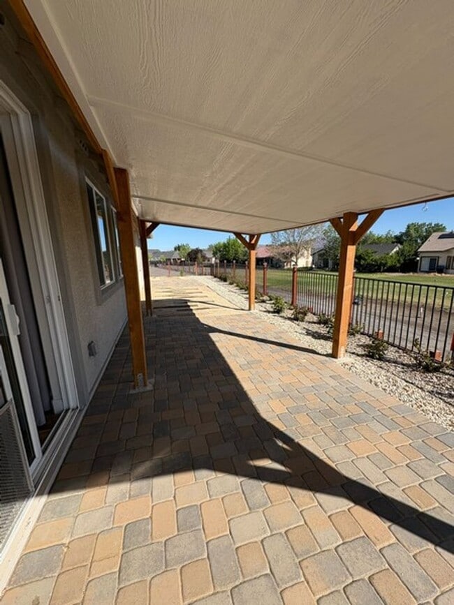 Building Photo - Spacious Four Bedroom off the Golf Course in Fernley