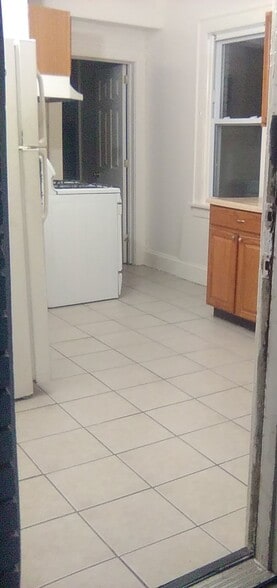 Building Photo - 89 Maple St