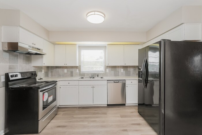 Building Photo - 6142 Donegal W