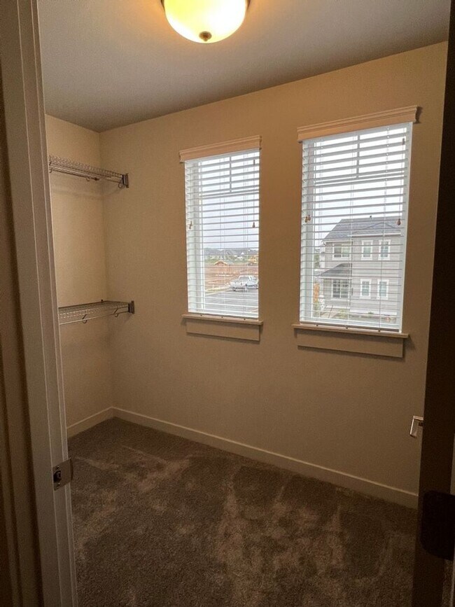 Building Photo - 3 Bedroom / 2.5 Bathroom Townhome in The Dry Canyon Community