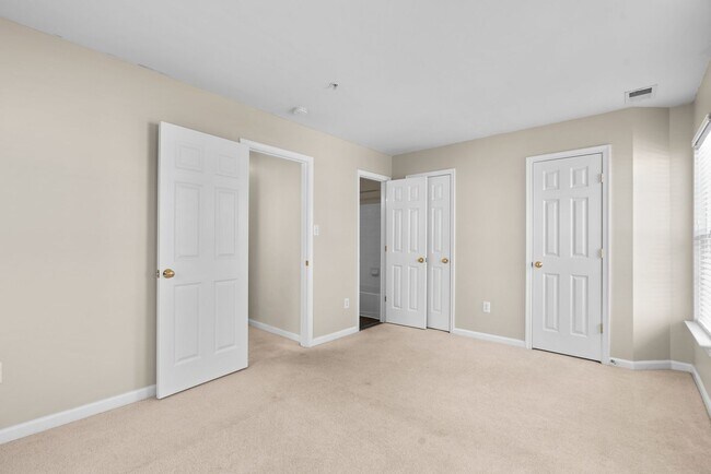 Building Photo - 2 Bed 2.5 Bath - Lakelands Townhome - Deta...