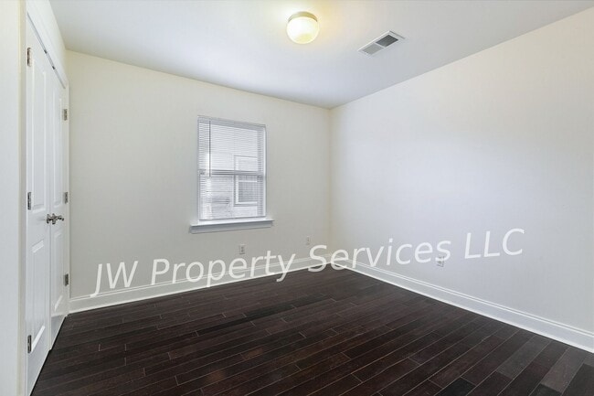 Building Photo - Modern & Spacious 4-Bedroom Home in Gretna