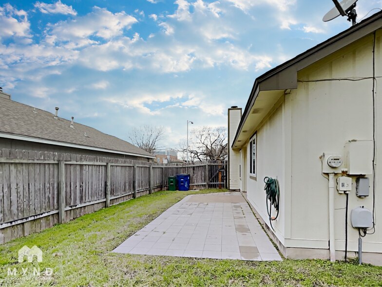 Building Photo - 12331 Tomanet Trail