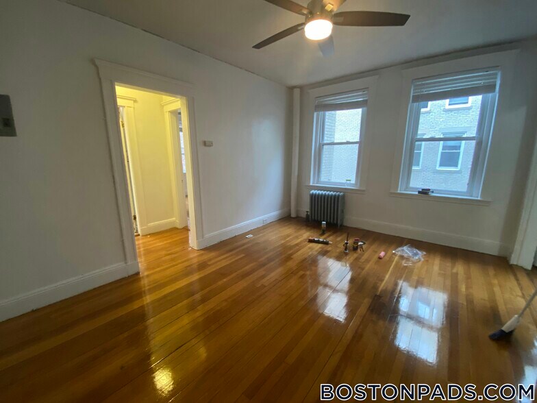 Building Photo - 121 Park Dr