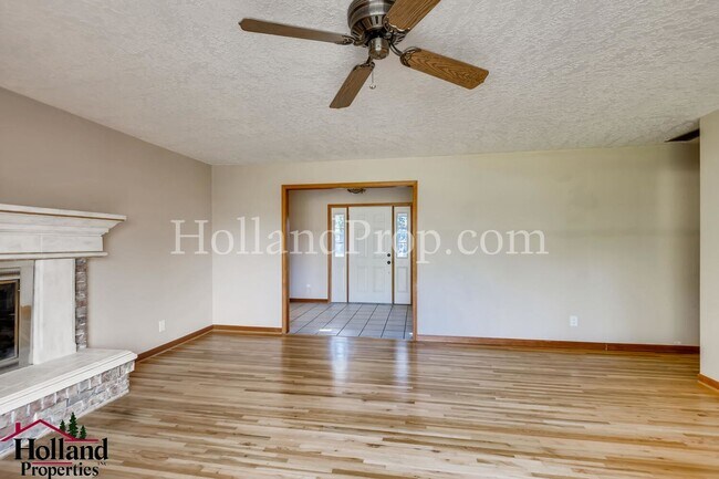 Building Photo - Espectacular Single Level 4 Bed Home in Hi...