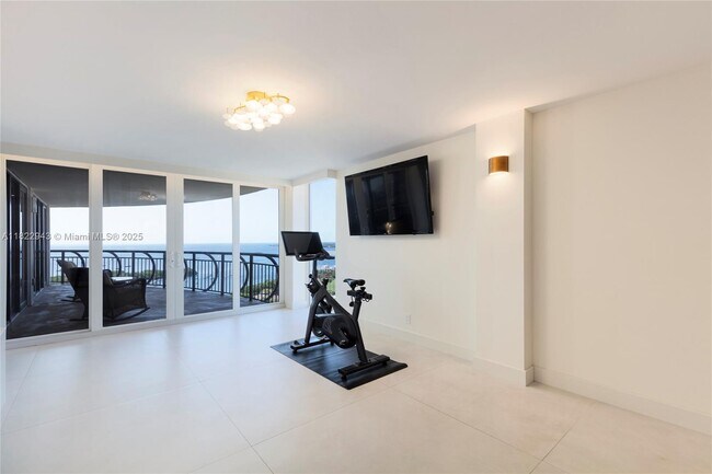 Building Photo - 2843 S Bayshore Dr