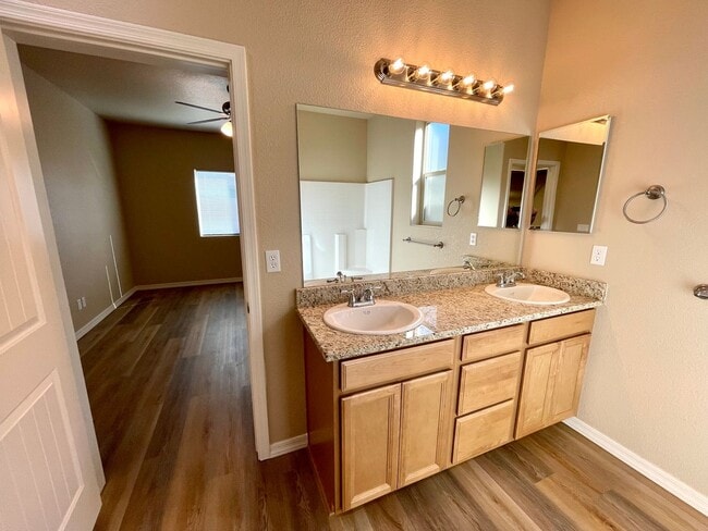 Building Photo - Beautiful 4 Bedroom Home in Kingman Crossing Community.
