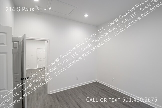 Building Photo - 214 S Park St