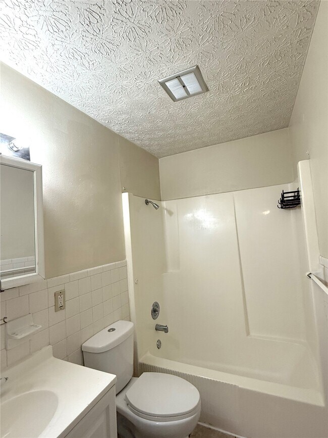 Building Photo - 304 Estate Dr