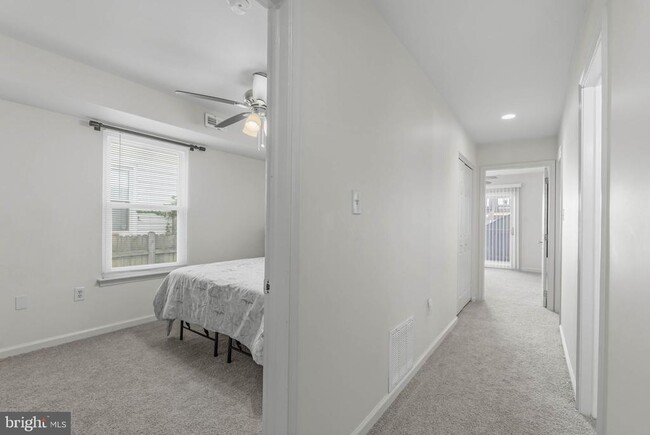 Building Photo - 413 W Beach Ave