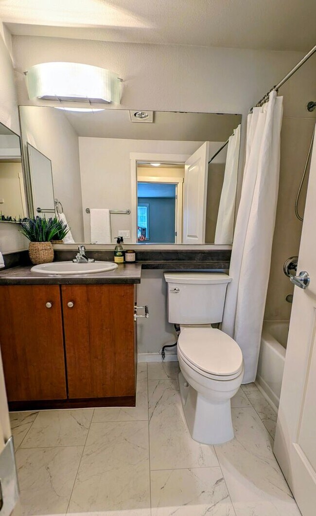 Building Photo - Spacious 2 Bedroom Condo in Gated Community with Pool
